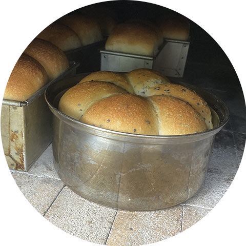 石窯で焼いた自家製天然酵母パン