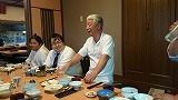 食事会中